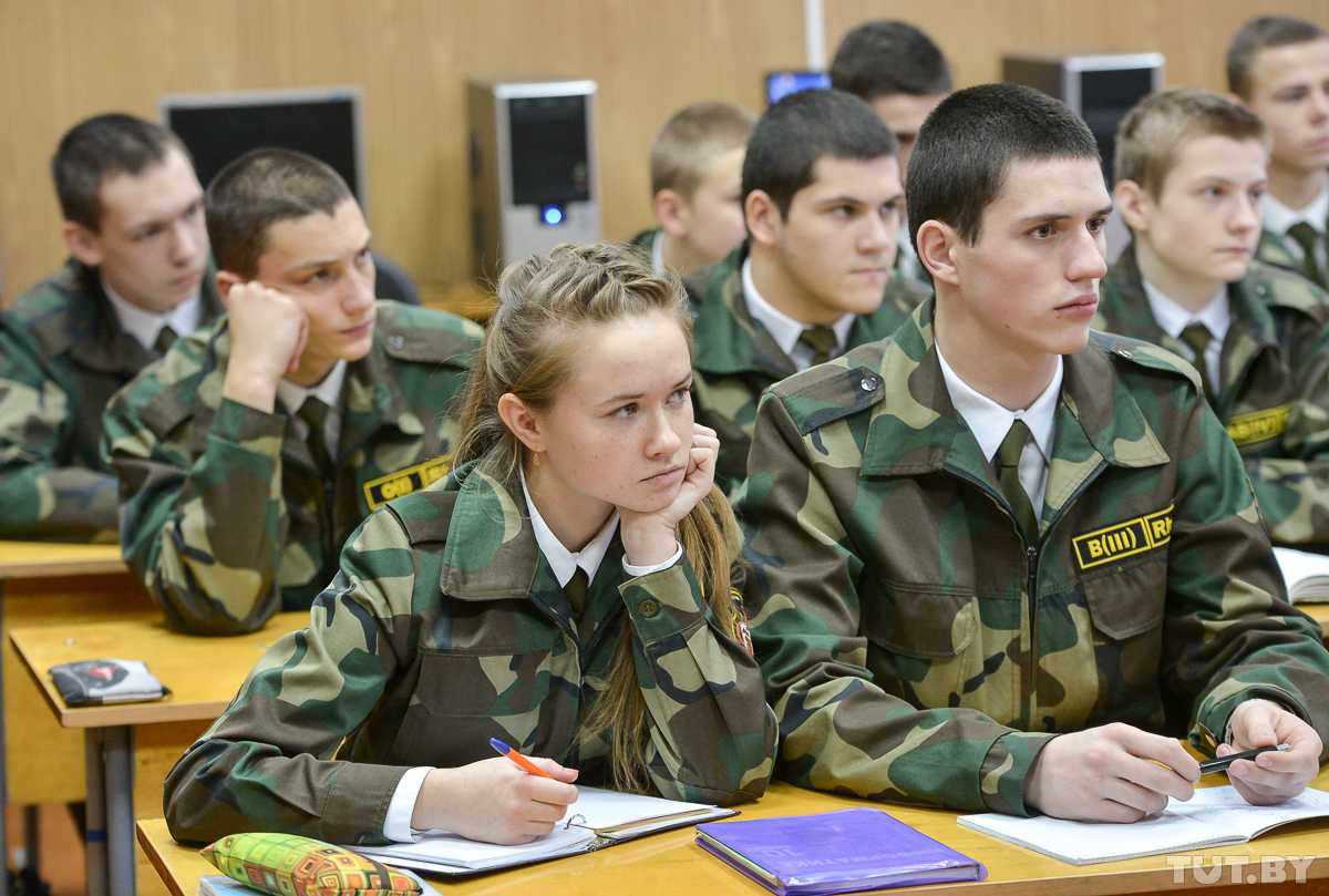Министерство обороны РФ продолжает набор юношей для поступления в военные учебные заведения.