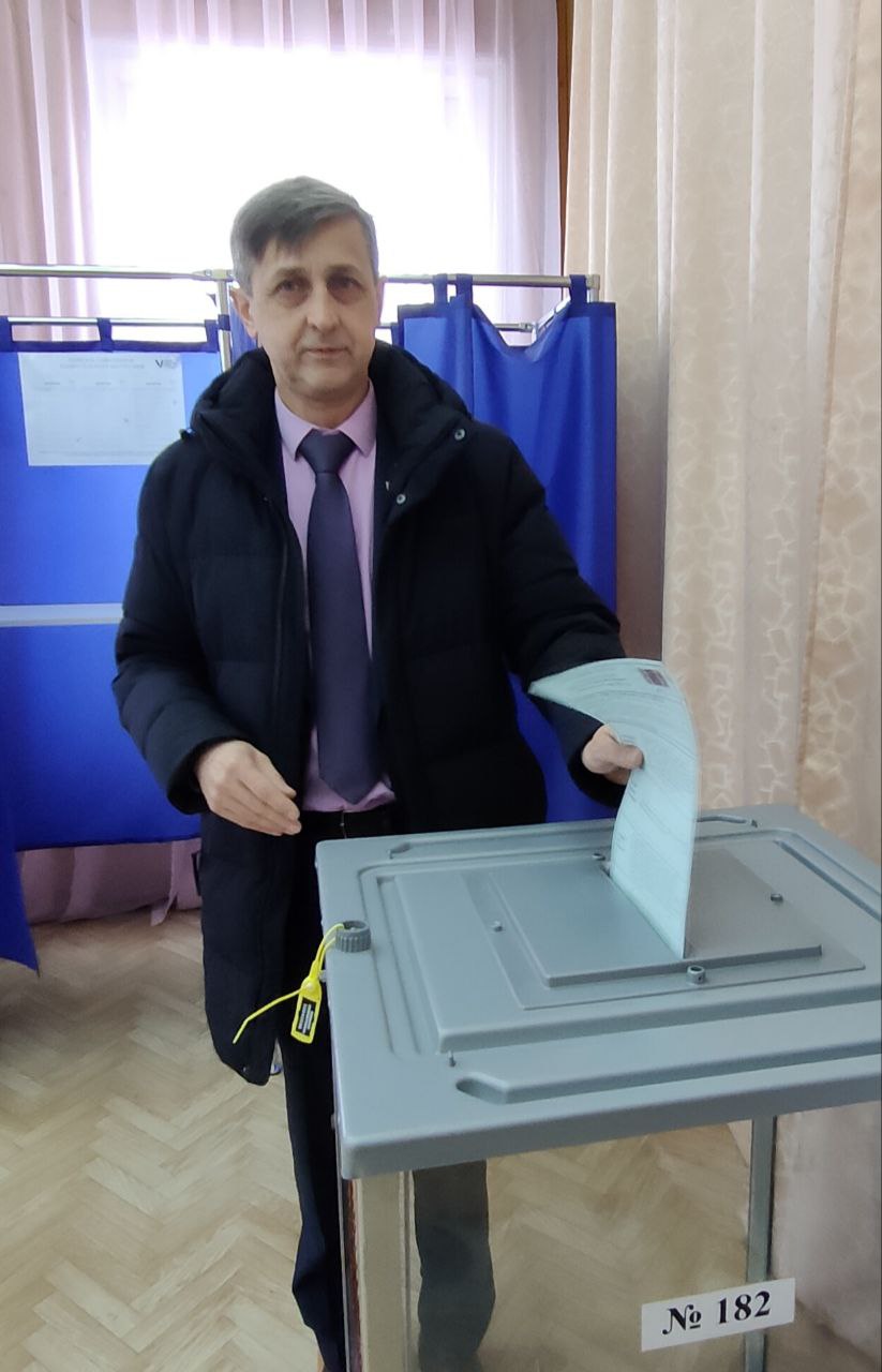 Глава Даровского района Олег Юрьевич Елькин проголосовал на участке № 182 в пгт Даровской:.