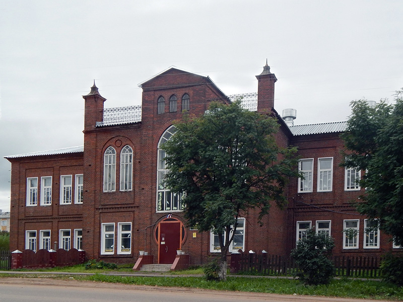 Здание музея (бывший главный корпус больницы).