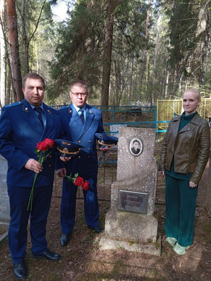 В канун Дня Победы работники прокуратуры Даровского района почтили память ветеранов надзорного ведомства, участников Великой Отечественной войны.